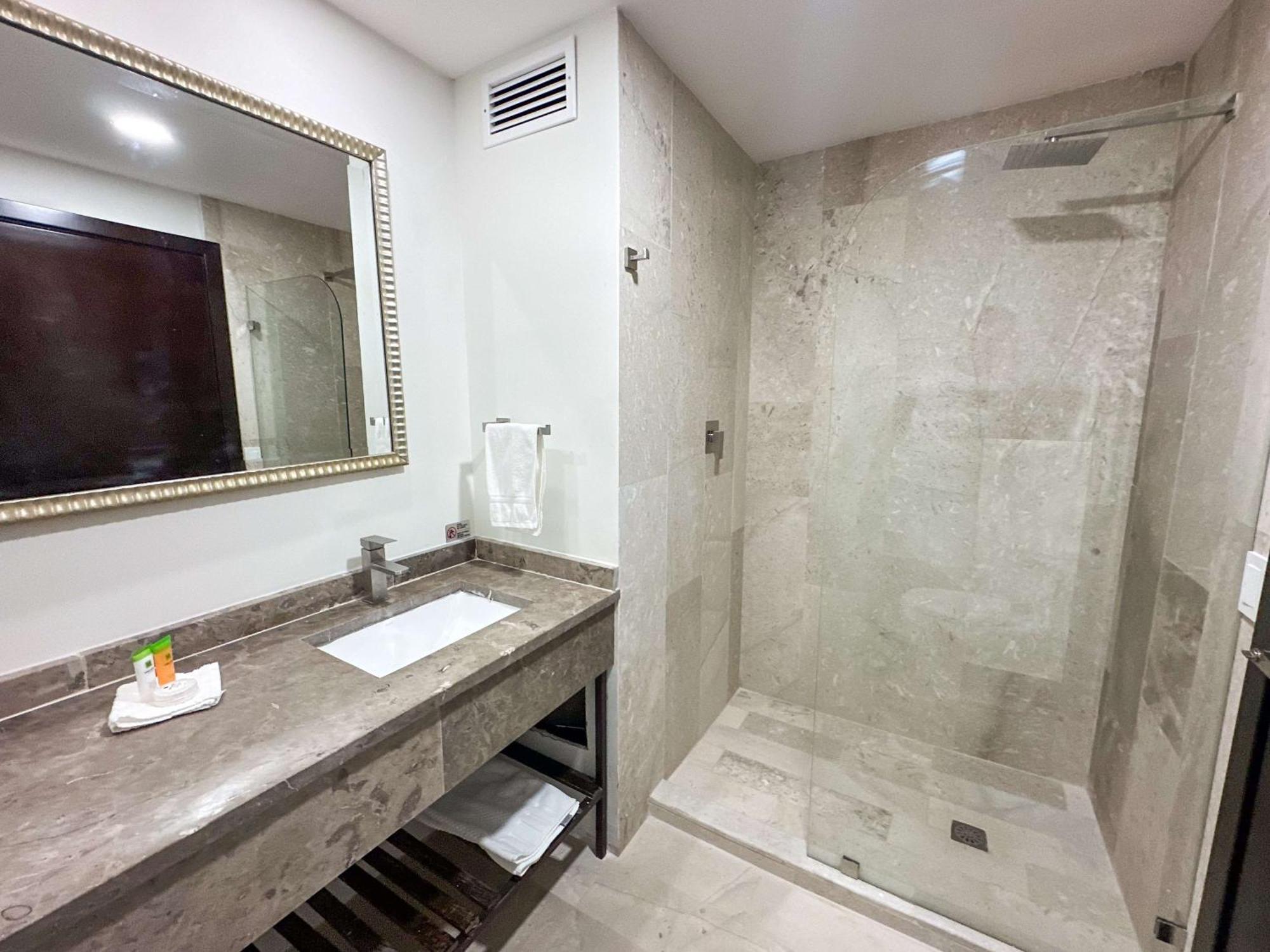 Best Western Plus Sacramento Chihuahua Exterior photo